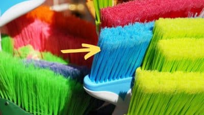 Voici la bonne façon de désinfecter vos balais pour garder votre maison hygiénique
